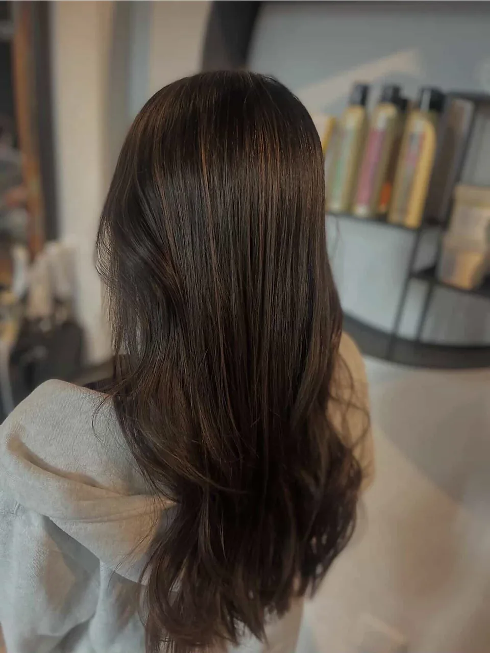 Soft caramel dimension through long brunette hair, a first colour.