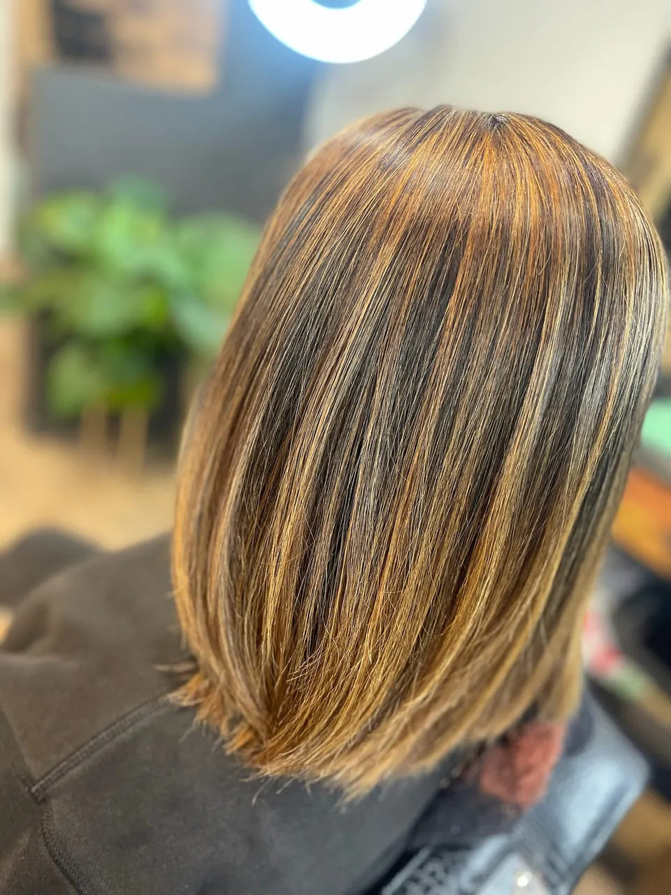 Honey highlights through a shoulder-length bob.